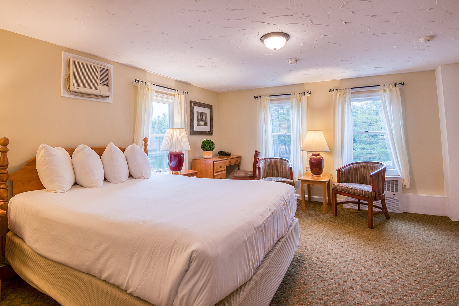 Lake View Queen Family Unit at The Inn