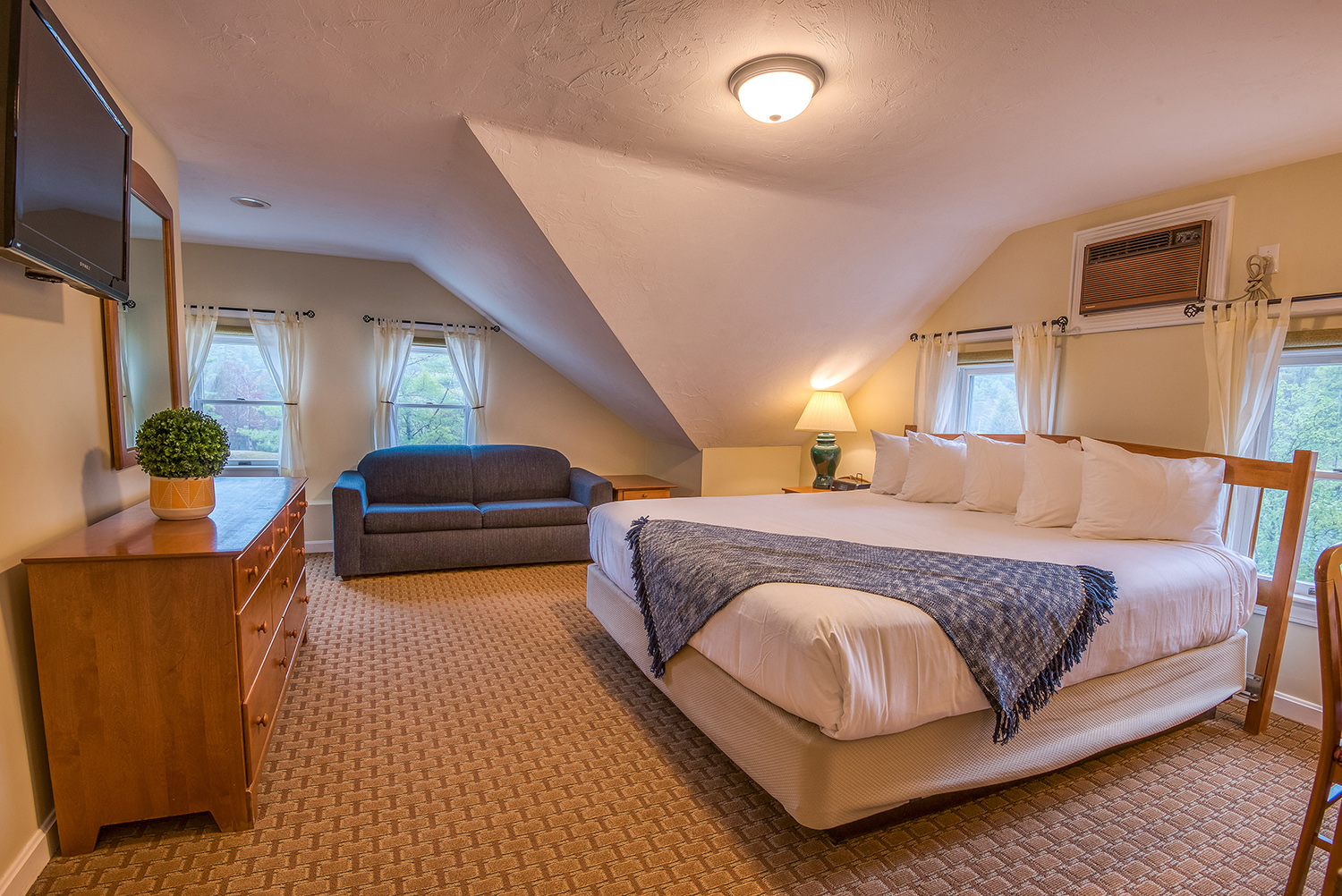 Deluxe Lake View Family Suite With Shared Balcony at The Inn